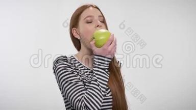 年轻的姜妹正咬着大苹果，享受着它，白色的背景